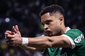 Jornal espanhol “As” exalta Vitor Roque por atuação decisiva no Palmeiras