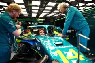 Alonso destaca evolução da Aston Martin e projeta seguir na F1 até 2026
