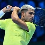 Alcaraz supera início difícil, bate De Minaur e larga com vitória no ATP Finals