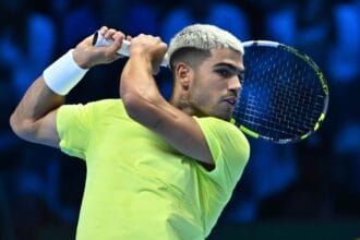 Alcaraz supera início difícil, bate De Minaur e larga com vitória no ATP Finals