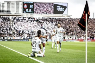 Goleiro Bruno Ferreira celebra triunfo histórico do Ceará sobre o Corinthians em São Paulo