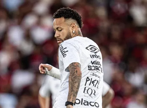 Neymar acusa árbitro de arrogância após receber cartão amarelo no Maracanã
