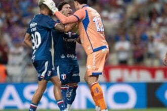 Fortaleza e Grêmio empatam em jogo de viradas e falha do goleiro Brenno