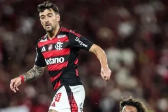 Flamengo abre 3 a 0, segura reação do Santos e mantém perseguição ao Palmeiras