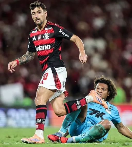 Flamengo abre 3 a 0, segura reação do Santos e mantém perseguição ao Palmeiras