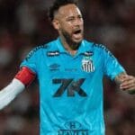 Neymar é substituído, discute com árbitro e sai vaiado em derrota do Santos para o Flamengo no Maracanã