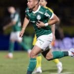 Gol de bicicleta impulsiona Vitor Roque na corrida pela camisa 9 da Seleção