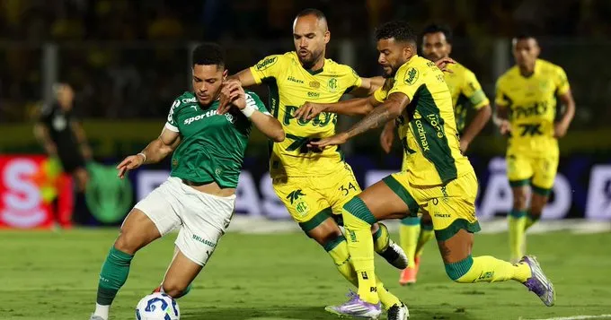 Palmeiras mantém liderança, mas vê Flamengo dobrar probabilidade de título no Brasileirão