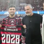 Flamengo celebra renovação de Arrascaeta até 2028 com homenagem no Maracanã