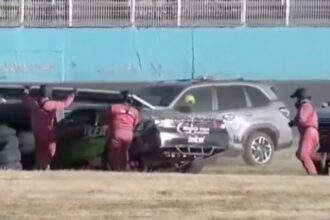 Safety Car causa acidente inusitado durante etapa da NASCAR México