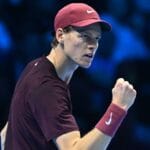 Sinner bate Auger-Aliassime na estreia e mantém sequência invicta em quadras cobertas