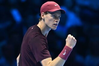 Sinner bate Auger-Aliassime na estreia e mantém sequência invicta em quadras cobertas