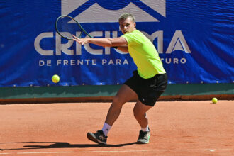 Sakamoto avança com facilidade no ITF M15 de Criciúma; Vicente Freda marca primeiro ponto na ATP