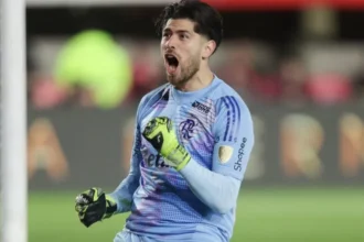 Flamengo estuda ajustar contrato de Rossi após desempenho destacado