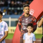 Matheus Nogueira inicia protocolo de concussão após choque na cabeça em Paysandu x Coritiba