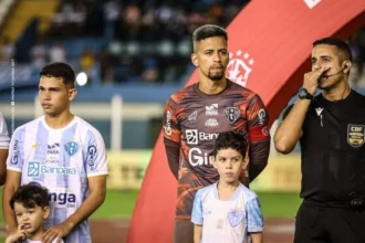 Matheus Nogueira inicia protocolo de concussão após choque na cabeça em Paysandu x Coritiba
