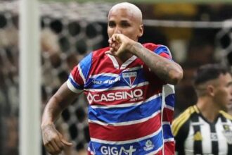 Deyverson marca três vezes pela primeira vez e elogia esposa após empate do Fortaleza com o Atlético-MG