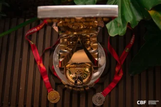 CBF exibe taça da Série B e leva troféu ao Couto Pereira para possível festa do Coritiba