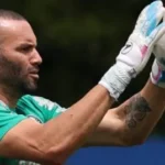 Weverton volta a treinar com bola e se aproxima de retorno ao Palmeiras