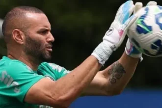 Weverton volta a treinar com bola e se aproxima de retorno ao Palmeiras