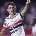 São Paulo confirma síncope vasovagal em Oscar, que segue internado