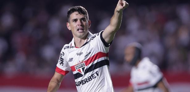 São Paulo confirma síncope vasovagal em Oscar, que segue internado