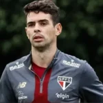 Síncope vasovagal mantém Oscar, do São Paulo, internado em hospital paulistano