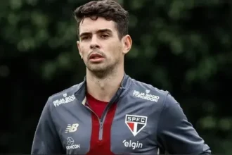 Síncope vasovagal mantém Oscar, do São Paulo, internado em hospital paulistano