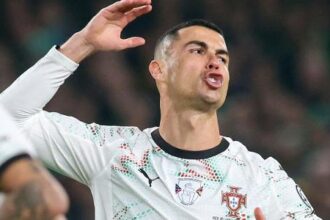 Técnico da Irlanda conta o que ouviu de Cristiano Ronaldo após cartão vermelho inédito