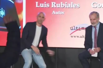 Tio de Luis Rubiales atira ovos no ex-presidente da Federação Espanhola durante evento em Madri