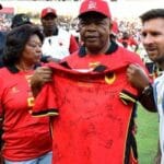 Messi presenteia capitão de Angola com camisa autografada após amistoso em Luanda