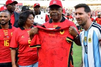 Messi presenteia capitão de Angola com camisa autografada após amistoso em Luanda