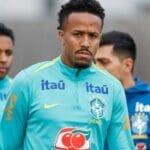 Militão assume lateral-direita, reforça defesa da seleção e segue movimento adotado por grandes clubes europeus
