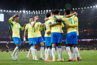 Brasil fecha 2025 contra a Tunísia em Lille; Ancelotti mantém base e pode escalar Vitor Roque