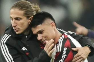 Flamengo encara o Fluminense com oito jogadores ameaçados de suspensão