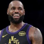 LeBron James retorna, bate recorde de longevidade e lidera vitória dos Lakers sobre o Jazz