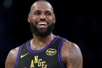 LeBron James retorna, bate recorde de longevidade e lidera vitória dos Lakers sobre o Jazz