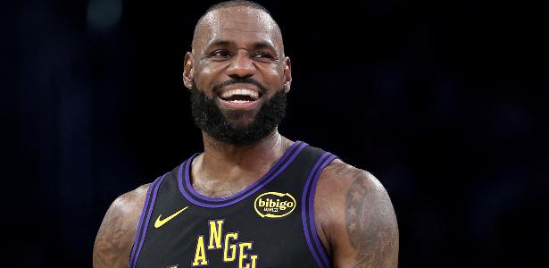 LeBron James retorna, bate recorde de longevidade e lidera vitória dos Lakers sobre o Jazz