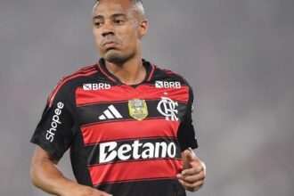 Ex-chefe médico do Flamengo afirma que mensagem sobre lesão de De la Cruz tinha objetivo de defender atleta