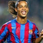 Há 20 anos, Ronaldinho foi aplaudido no Bernabéu e Messi ganhou vaga de titular no Barcelona