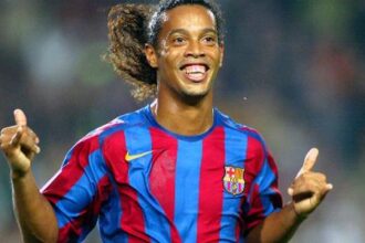 Há 20 anos, Ronaldinho foi aplaudido no Bernabéu e Messi ganhou vaga de titular no Barcelona