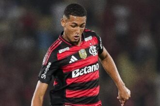 Erros de João Victor provocam vaias e substituição no Fla-Flu; veteranos saem em defesa
