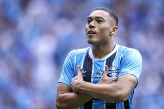 Grêmio derrota Vasco, sustenta tabu de 18 anos e sobe para 11º lugar no Brasileiro