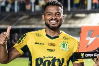 Guanaes elogia Reinaldo após empate com Santos e diz que o convocaria para a Seleção