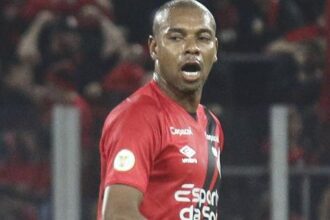 Fernandinho, ex-Manchester City e Seleção Brasileira, encerra carreira aos 40 anos