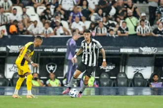 Uruguaio Mateo Ponte chega a 100 jogos na carreira durante vitória do Botafogo sobre o Sport