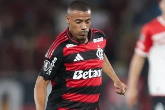 Lesões nos joelhos voltam a afastar De la Cruz e geram debate no Flamengo