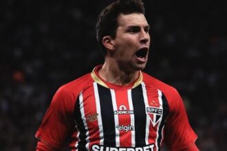 17 horas de voo e minutagem controlada: São Paulo monta operação para usar Tapia no clássico