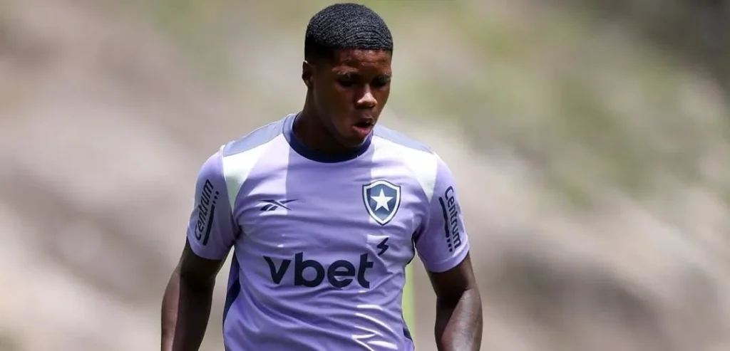 Arthur Cabral e Kadir brigam pela vaga de Chris Ramos no ataque do Botafogo
