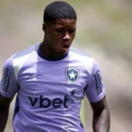 Arthur Cabral e Kadir brigam pela vaga de Chris Ramos no ataque do Botafogo